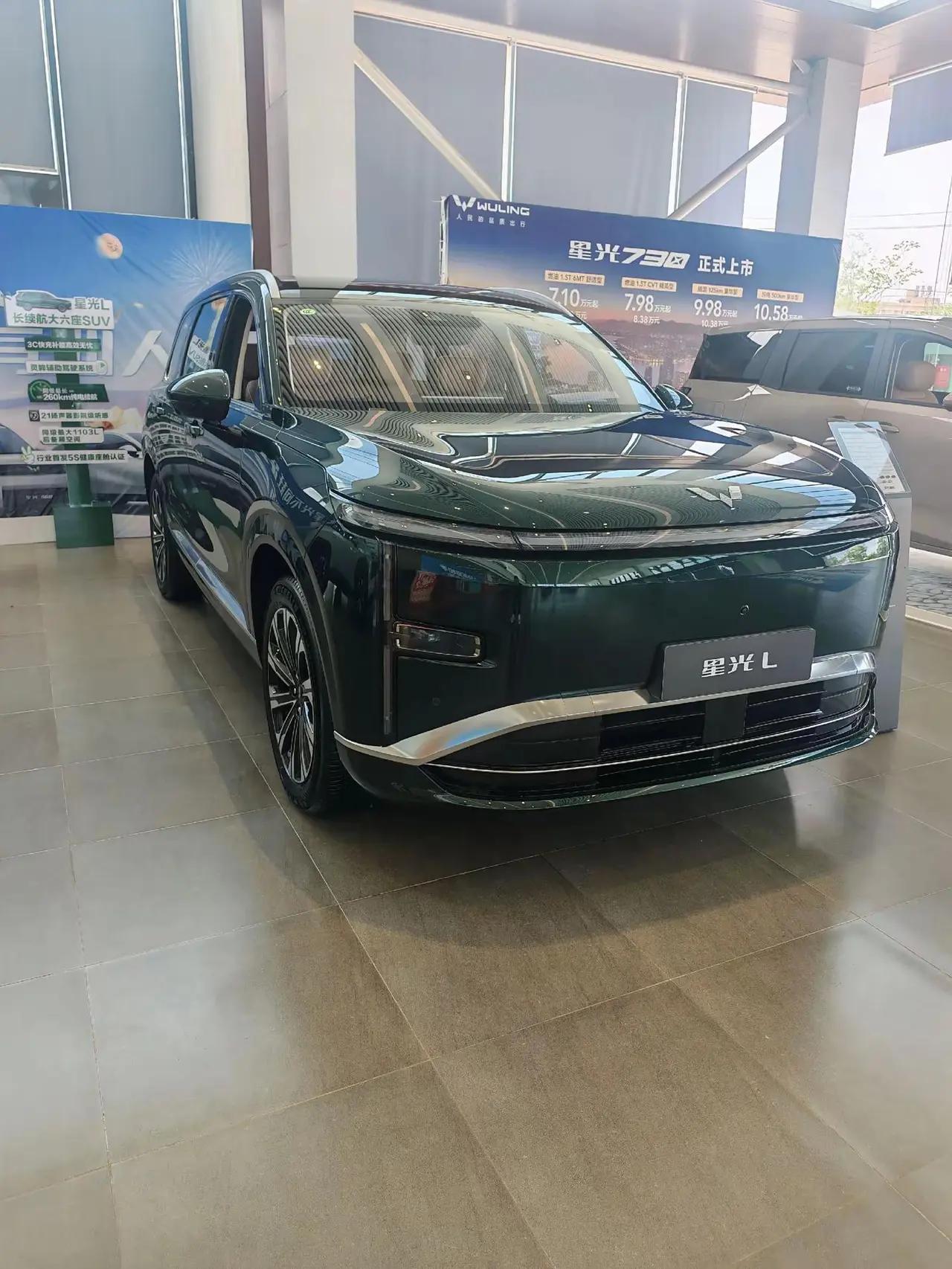 五菱星光L价格亲民，售价10.98万元起，车型有多个配置版本，不同续航规格按需选