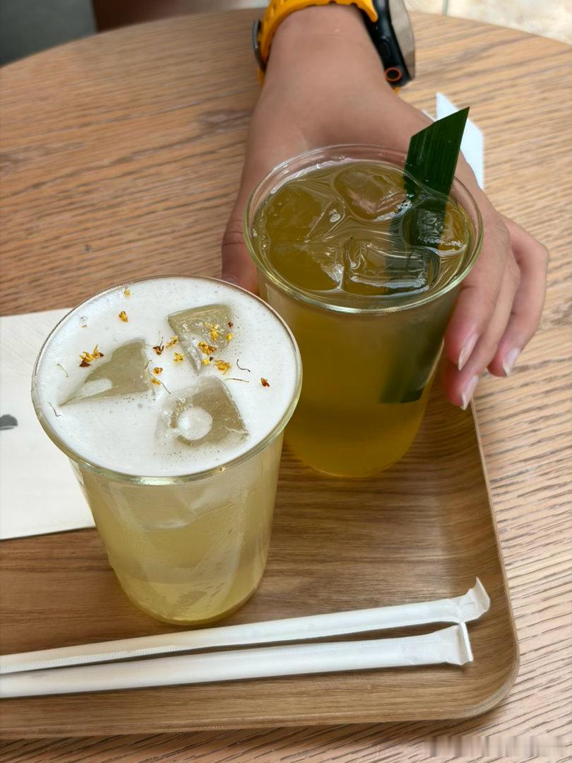 参观的小家，还有大巴车主一起看看他的拖挂房车，年纪轻轻就玩上拖挂了，难怪登味越来