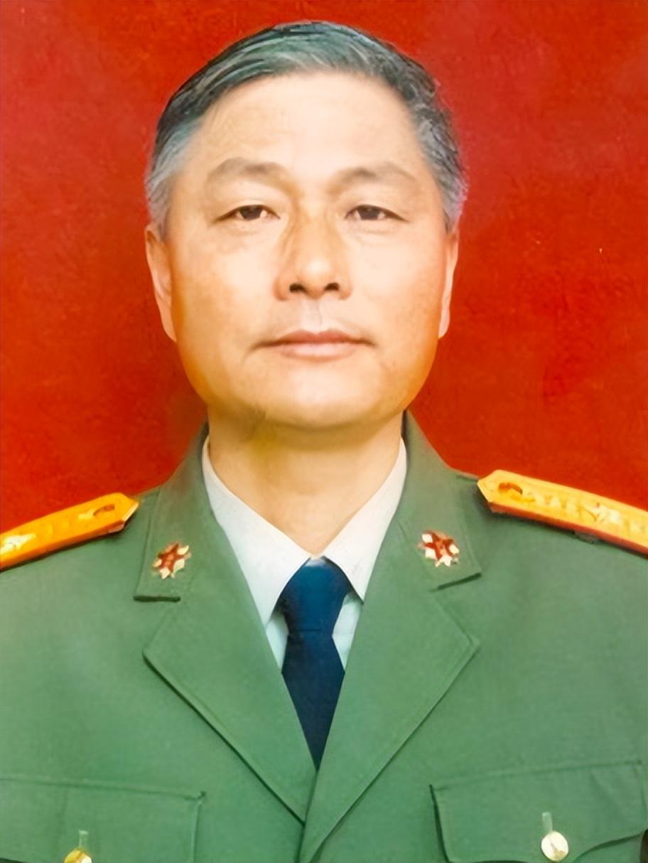 李金复，1943年8月生于江苏南京，共和国少将，军地两栖干部，西安电子科技大学（