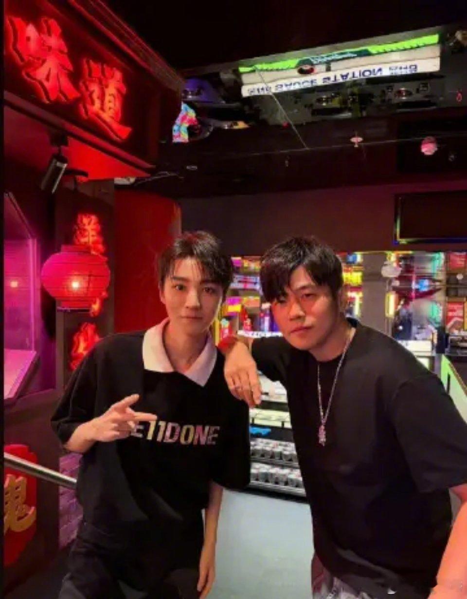 周杰伦发和王俊凯陈奕迅合照周杰伦王俊凯陈奕迅三人合照 周杰伦今天发了和王俊凯陈奕