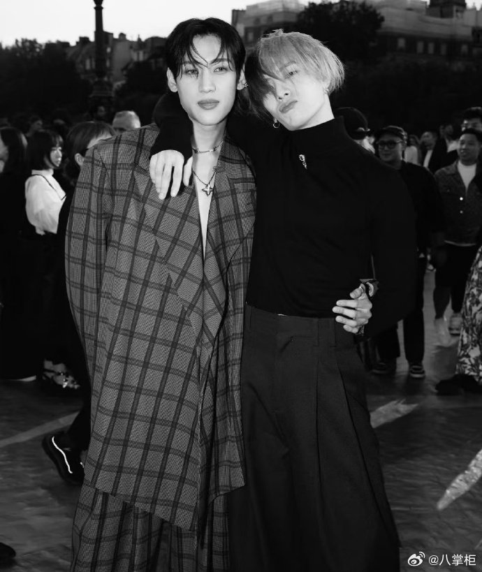 再吵就要记王嘉尔bam名字了 王嘉尔和 BamBam 的友情藏不住，隔着T台也不
