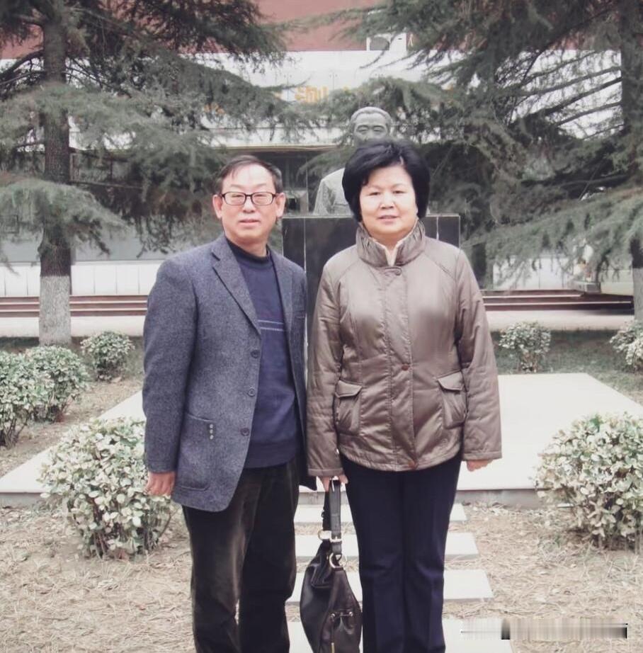 邢质斌才是真正的央视一姐，什么倪萍、李梓萌她们来了也没有她大气，邢质斌的播音好听