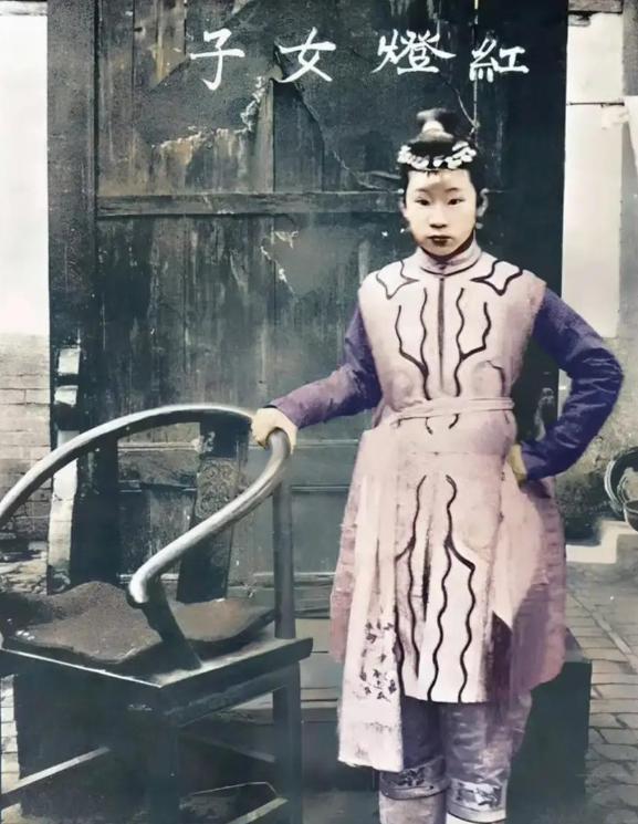 1900年，“黄莲圣母”不幸被八国联军抓获，联军对她所谓的“法术”充满好奇，对她