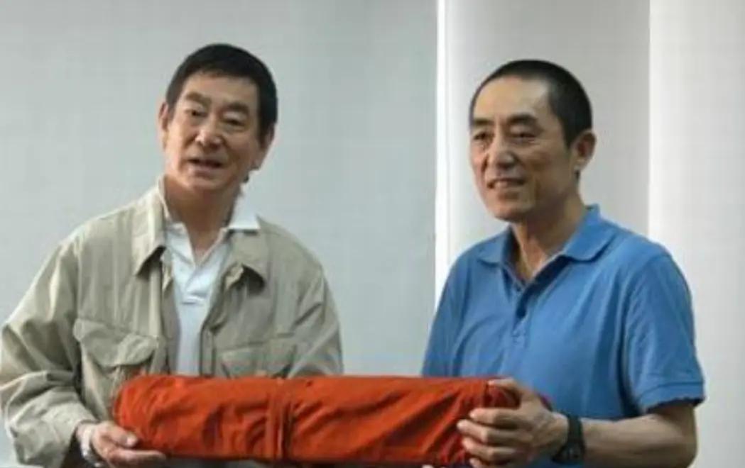 张艺谋说：“2008年，我正在筹办奥运会工作。高仓健送我一把日本刀，翻译告诉我：