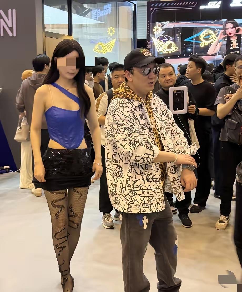 王思聪苏州亮相，豹纹卫衣配涂鸦外套的穿搭引发热议，风格混搭难辨潮流，尽显随性不羁