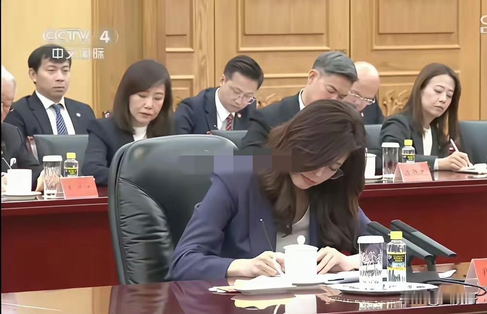 国民党主席郑丽文埋头认真记笔记的样子，像极了我的上级主管。
看来这位台湾大学毕业