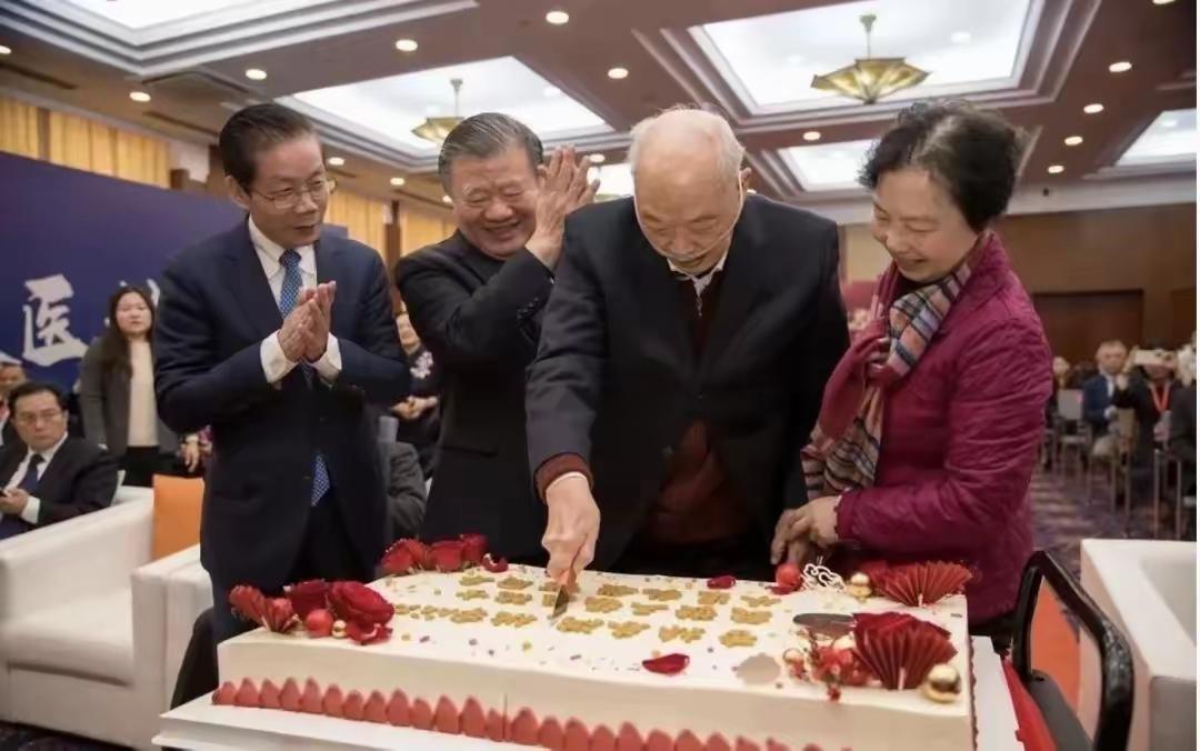 王院士既能培养中专毕业生、纺织女工成为国之栋梁，也能把硕士研究生出身的高材生弄成