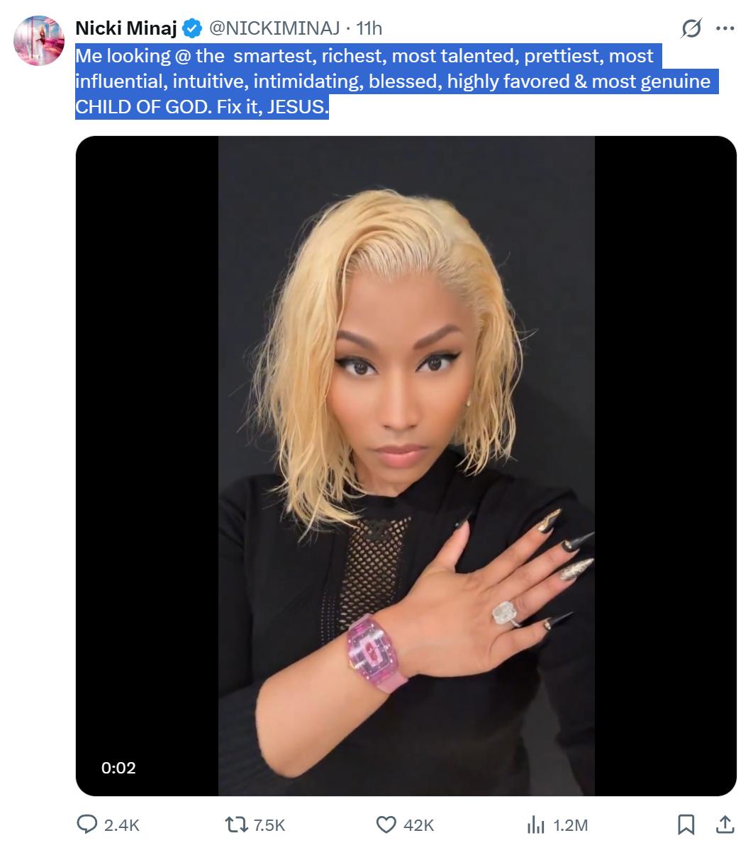 Nicki Minaj 今日发布自拍小视频并写下：“我凝视着这位集智慧、财富、才