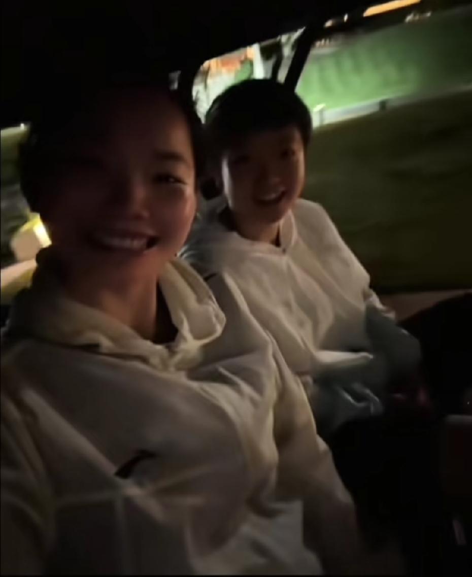 佳佳镜头里的莎莎，永远这么开心，这么鲜活！很羡慕佳佳有莎莎，也很幸福莎莎有佳佳。