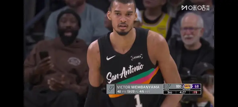 据统计，NBA历史上在26分钟或更短出场时间内，至少得到40分和12篮板的球员仅