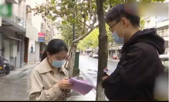 女子看中一套房子，谈好128万。交了1万定金后，她去卫生间时，无意中听到房主老婆