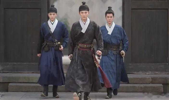 刘学义在古装新剧《兰香如故》中，饰演“林锦岐”一角，在立功归来时，他身穿深色暗纹