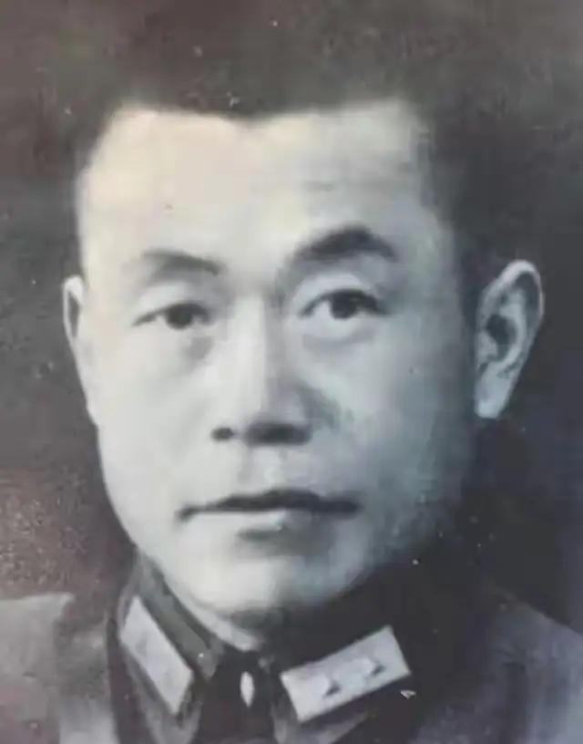 1949年，邱清泉战死后，妻子带着孩子逃命到福建，准备去台湾，就在上船前，次子却