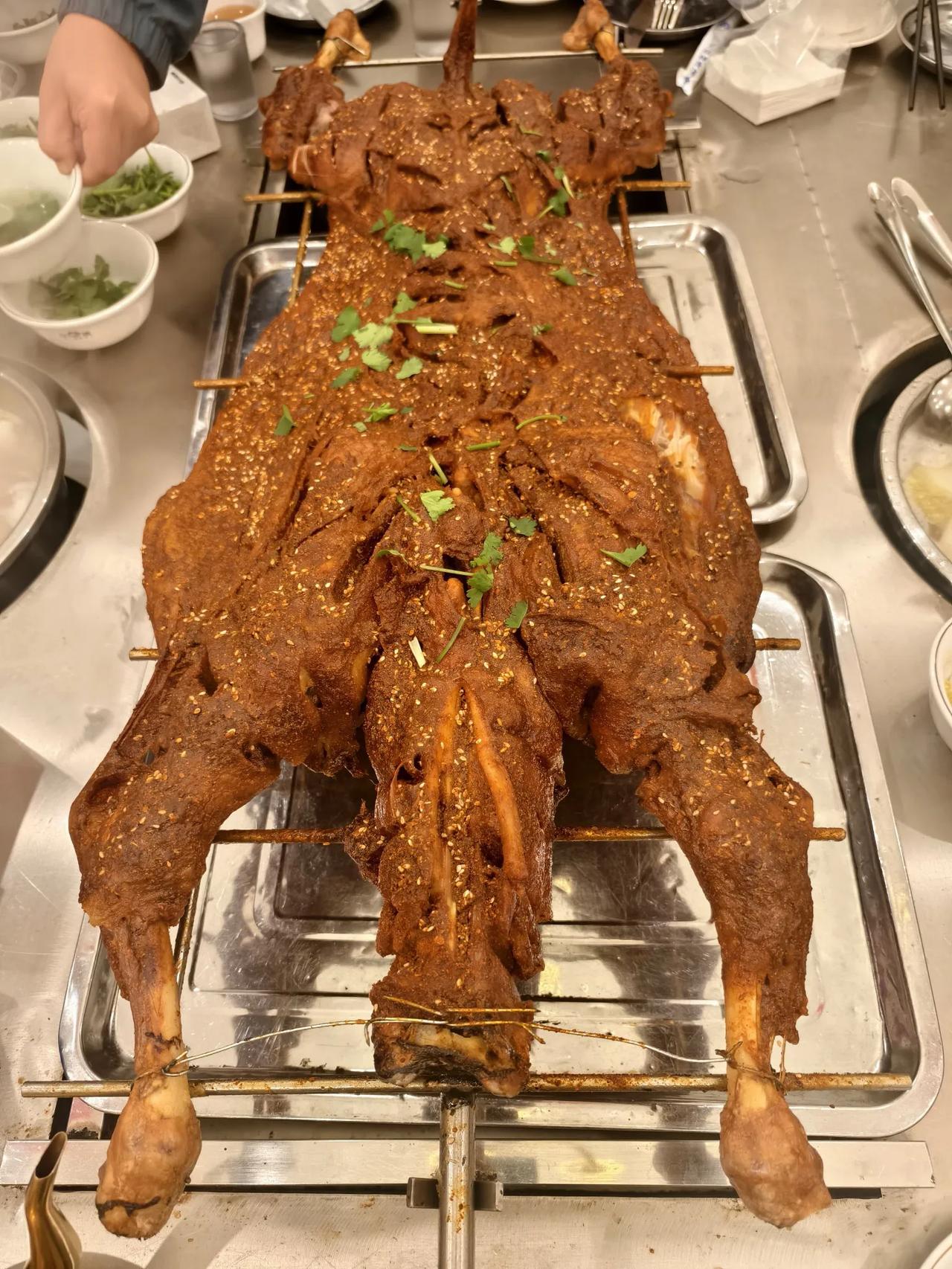 首头烤羊
       ——南木子
元旦刚过首烤羊，
味道鲜美喷喷香。
推杯换盏