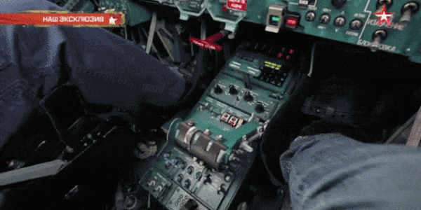 这个抽拉式的活动中控台，是不是很巧妙的设计？论机械设计，俄国人还是顶尖的。 
