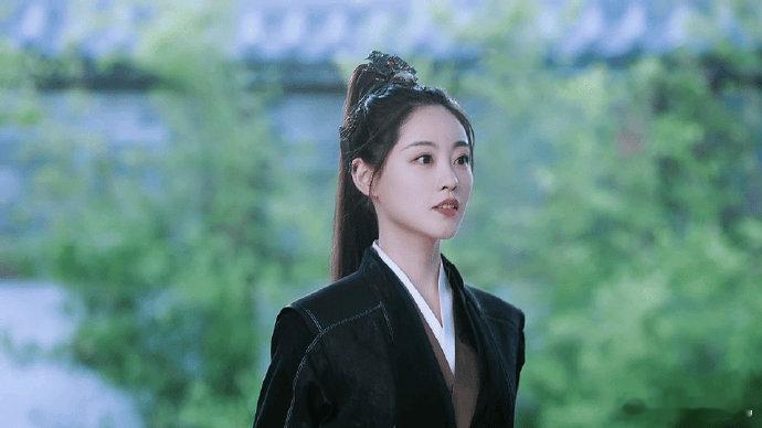 祝绪丹在新剧中的表演令人赞叹，她完美诠释了角色的高冷与灵动，使人物栩栩如生。她的