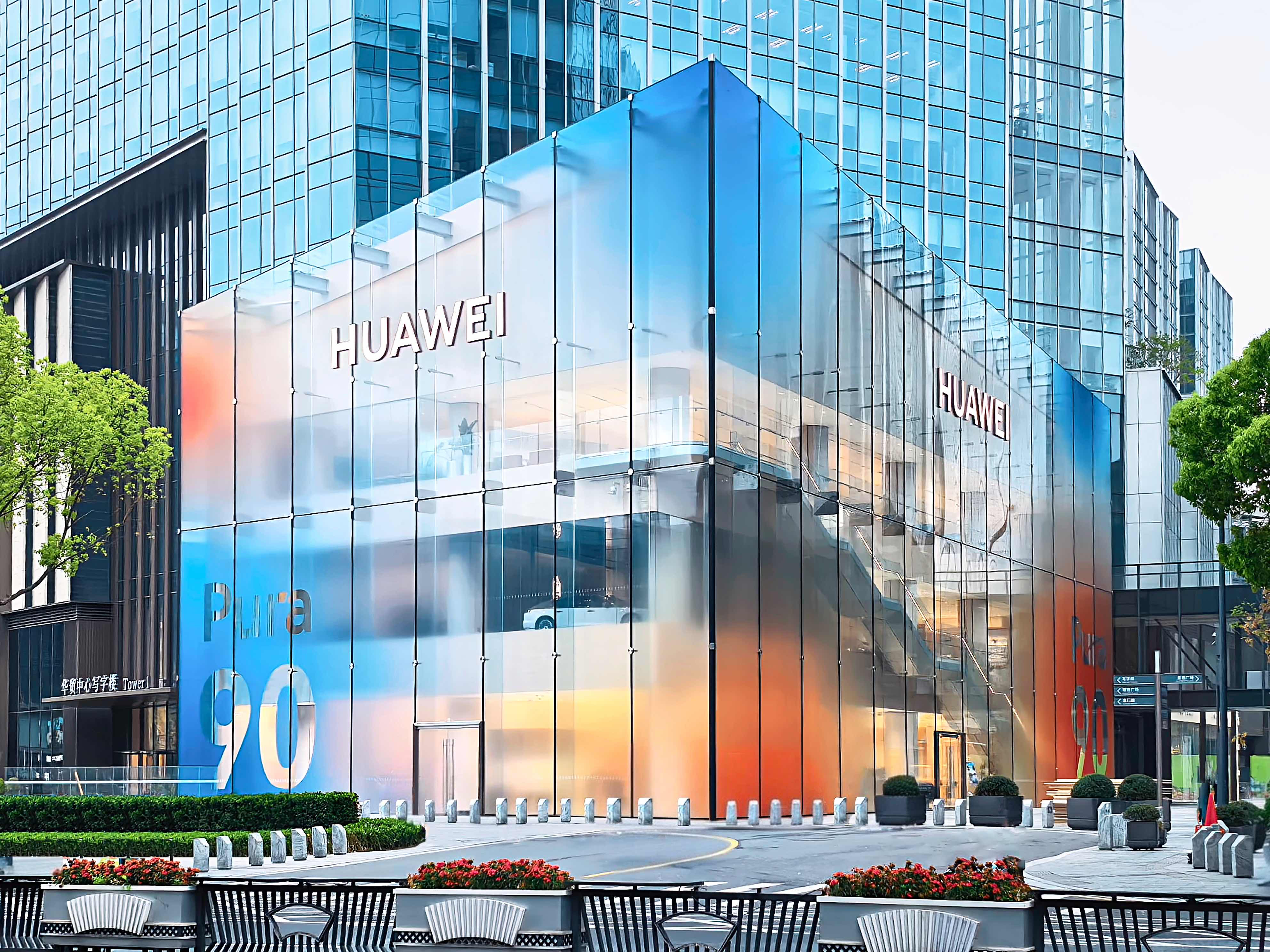 华为Pura系列新品发布苏州万象天地生活馆的橘子海新皮肤被围观，成为当地视觉焦点