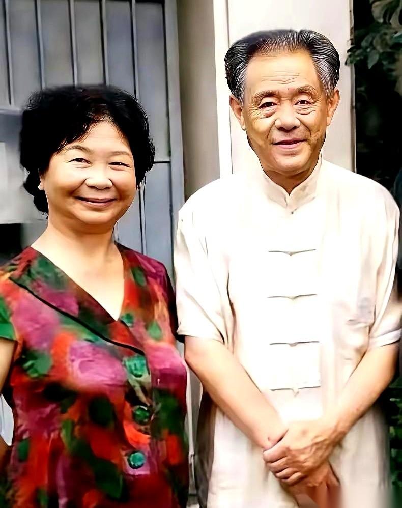 南京博物院的院长，家住富贵山。
结果呢？
被一张快一百年的借条，从富贵山顶上给活