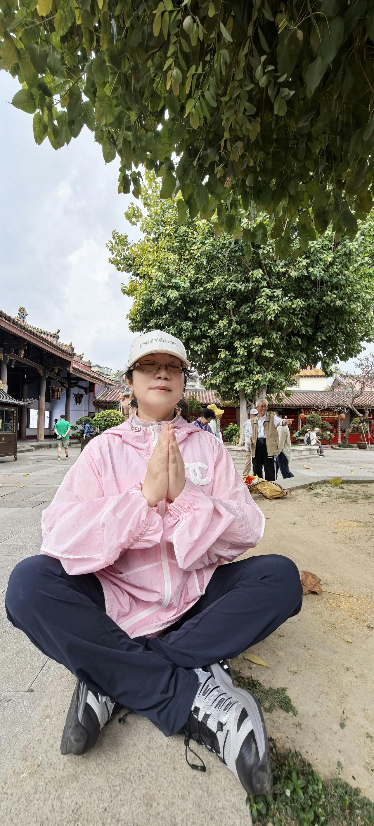 人这一辈子，说长不长，说短也不短，上半生可以说是事事看着别人的眼色行事，很难做自