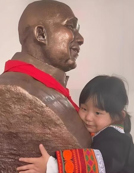 2021年，四川成都1女子带着3岁的女儿到大凉山景区。谁料，两人走到一座石像前，