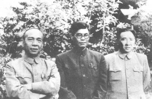 李聚奎与李富春、王鹤寿同志在莫斯科合影。