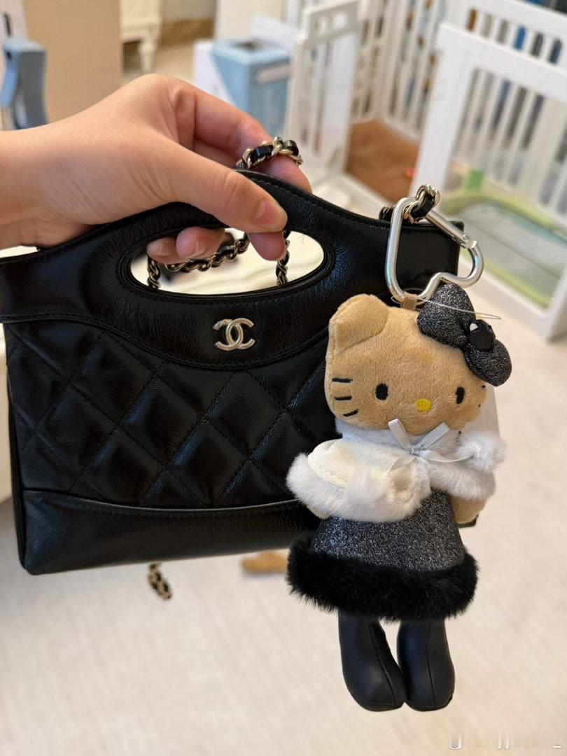 让我朋友给我代购了一个hellokitty配我的小包嘿嘿 可爱捏