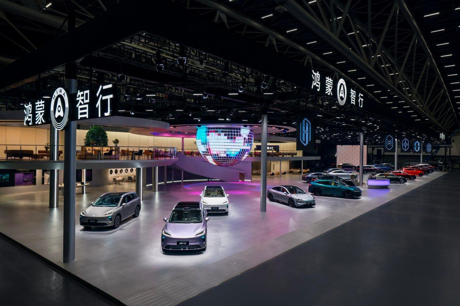 鸿蒙智行展台再度成为全场焦点。回顾往届车展，鸿蒙智行始终以超大展台规模、丰富的产