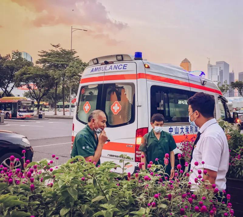 没什么特别的感觉。嘿，不过是力所能及之事，举手之劳罢了。要做的事还有很多，哪有闲