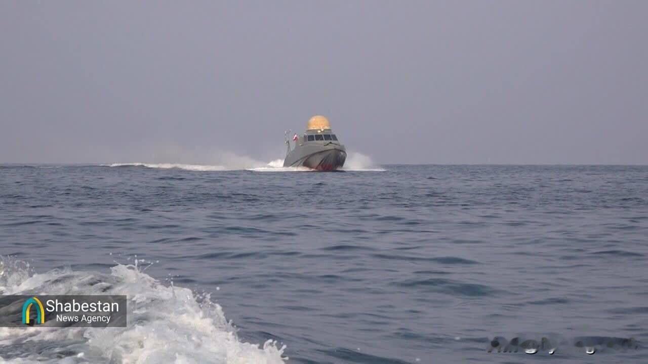 🇮🇷在「殉道者纳泽尔」海军演习期间，伊朗从正在移动的Zolfaghar舰艇上