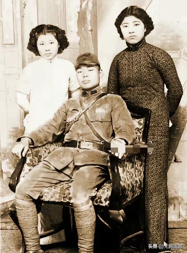 日本鬼子坐在前面，一副高高在上，目空一切的样子，当年的日本鬼子，也不知道是哪里来