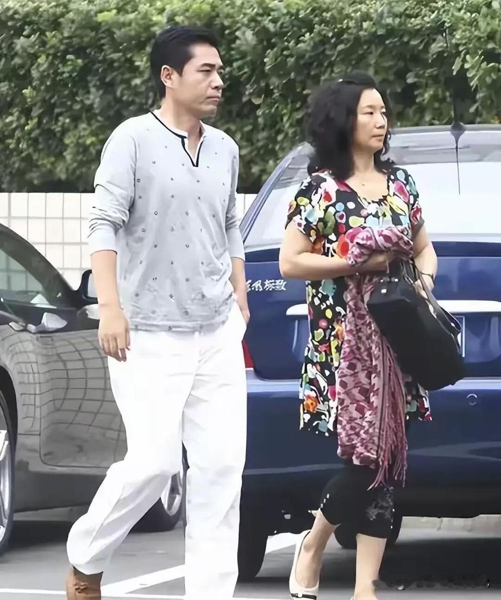 早些年这对明星夫妻的一张合影，他们都是低调不张扬的好演员，人品好，穿搭得体，不浓