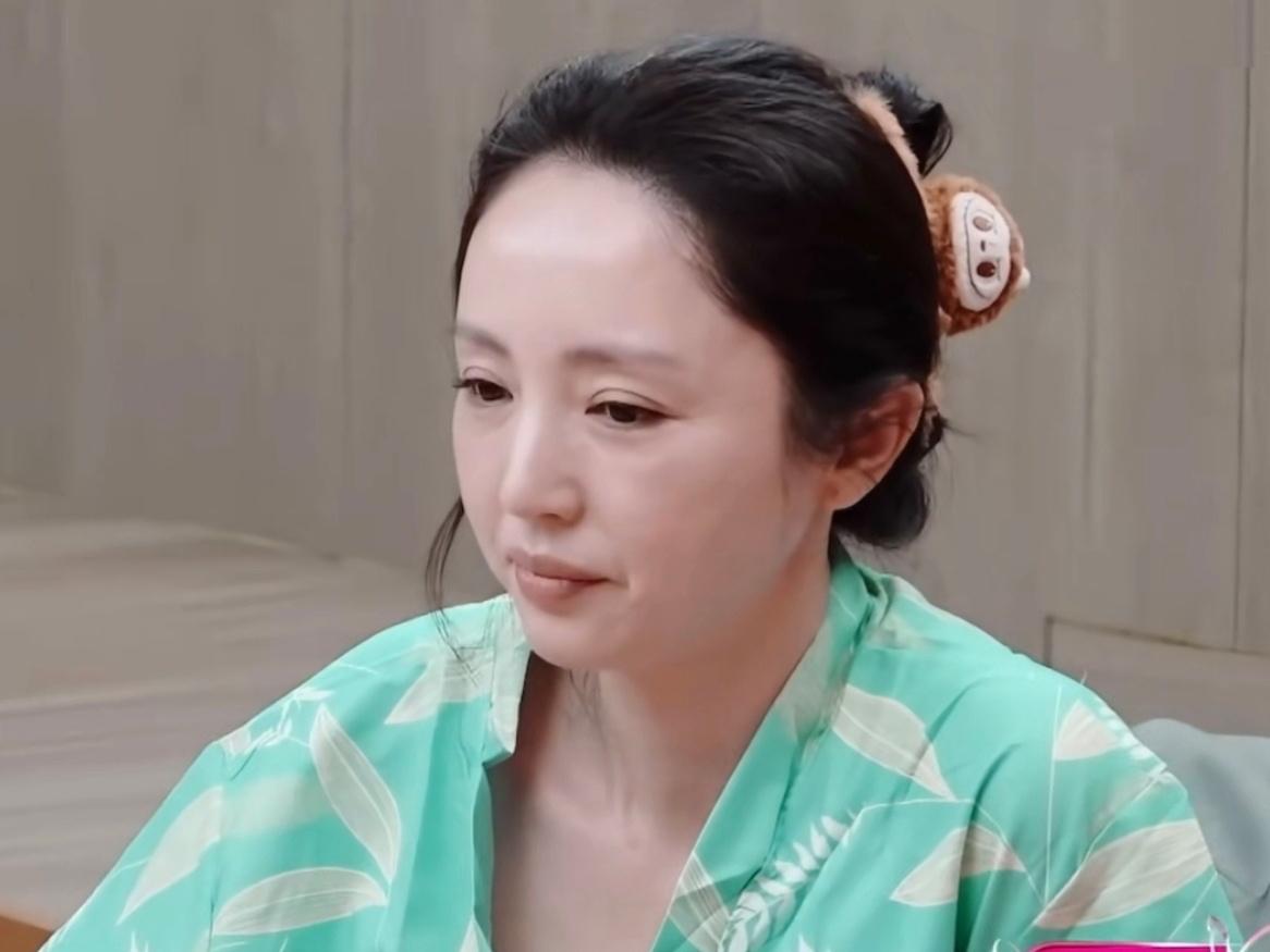 董璇就是很疲惫的苦相，按理说刚刚新婚，应该面色红润整个人亮晶晶的。她却没有一点被
