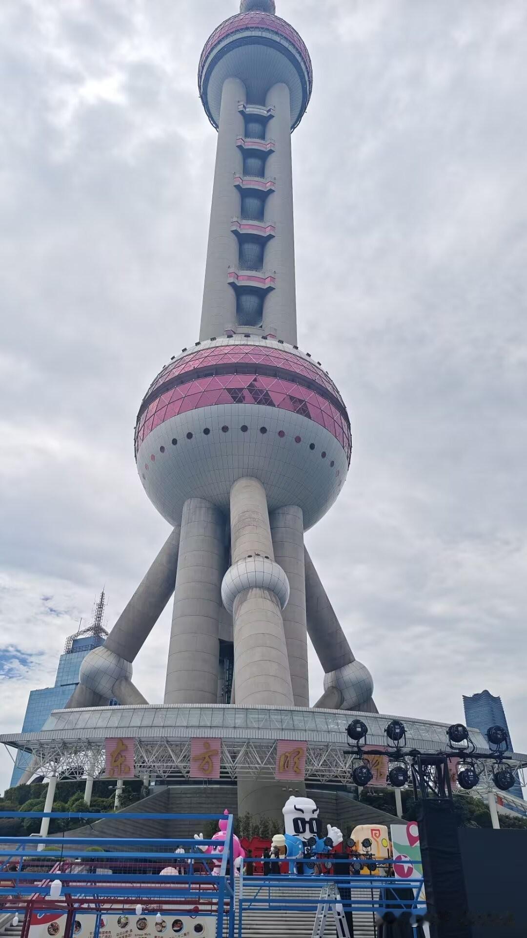 网上刷到老战友重逢遇冷的视频，一下勾起我的往事。

我有个初中同学，几十年前去上