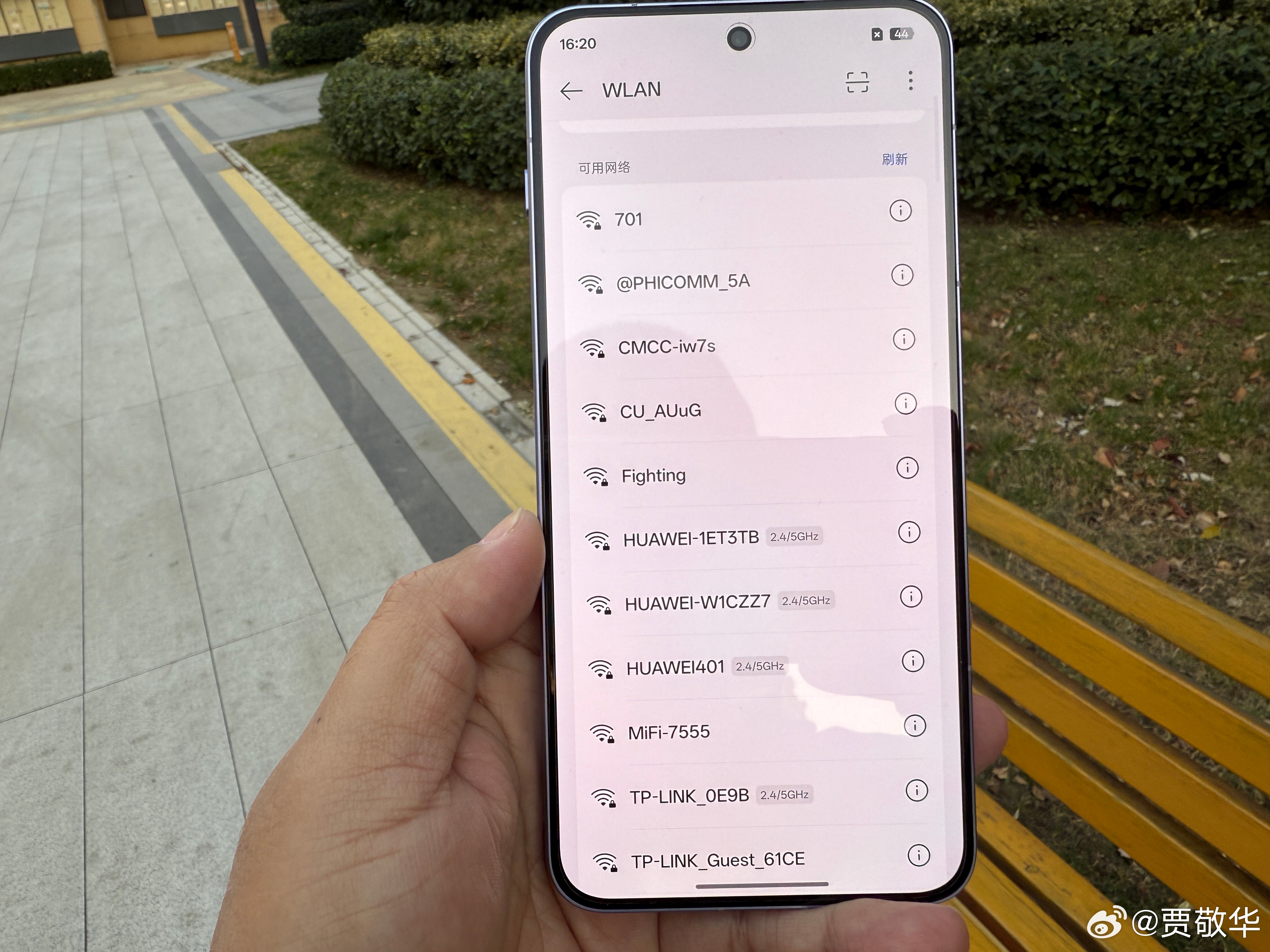 刚才在小区里溜达，看了下Wifi真多啊，翻了2页还有呢。奇怪的是，小区内能搜索到