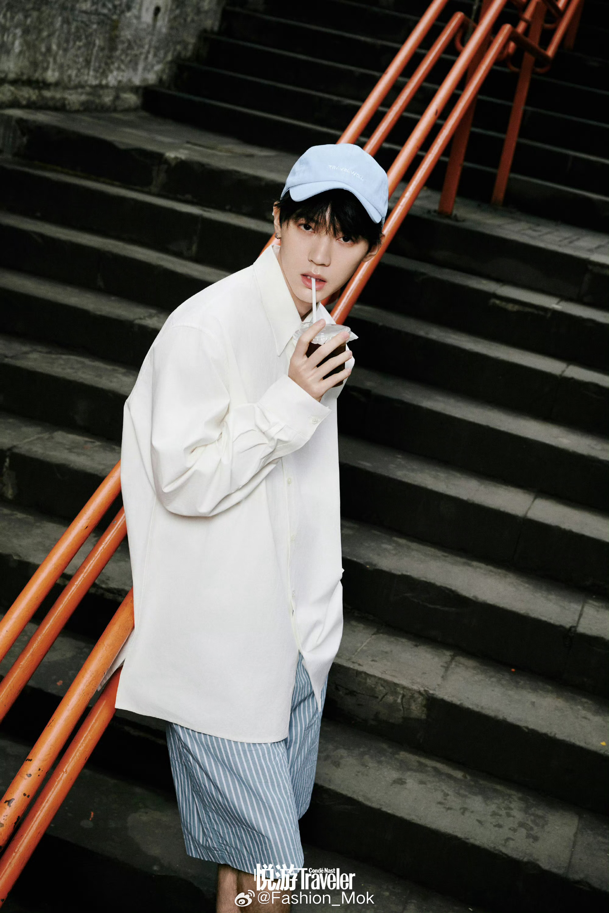 周翊然成名后首回重庆拍封面周翊然登上《悦游》三四月合刊封面，这次他回到重庆拍摄，