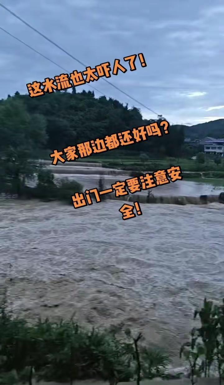 家乡暴雨灾情揪心。昨晚暴雨突袭，家乡遭了灾。看着视频里的景象，心里沉甸甸的。希望