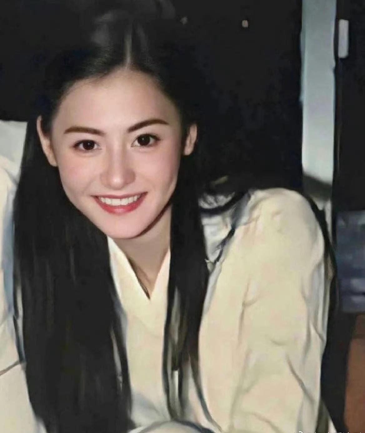 张柏芝住酒店忘带床单了、选择铺垃圾袋睡觉，被垃圾袋的声音吵到睡不好觉，真是又心疼