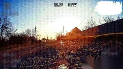 刷到一个视频，直接给我干沉默了。
真·无人机王牌空战。
我们的无人机，就跟个老猎