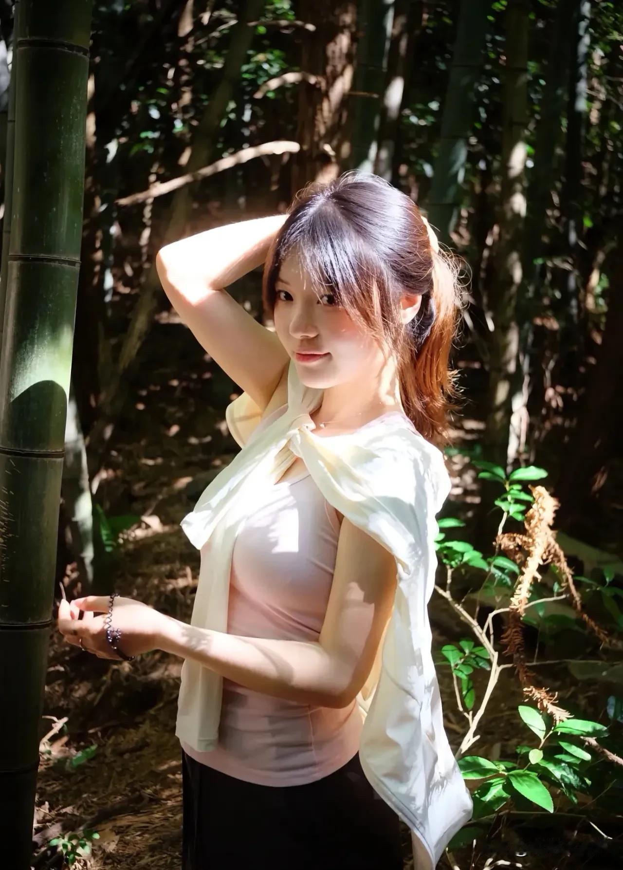 阳光撞碎树影，
她踩着风走来 
公园小径的转角，
藏着谁的青春？   
每一步都