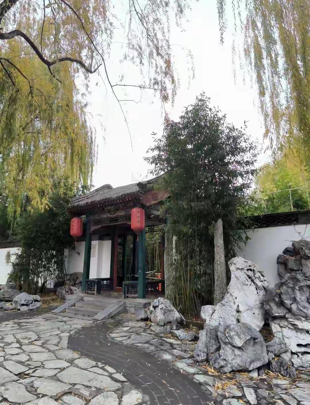 小说红楼梦里，贾政的门客真舒服，有地方住，有饭吃，他们也不工作，也就陪贾政玩玩说