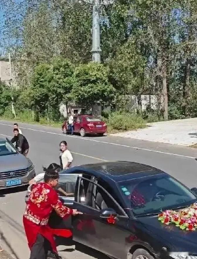 河南新郎李浩在付清了全额彩礼、买齐三金并装好婚房后，却在接亲放完鞭炮的最后一刻，