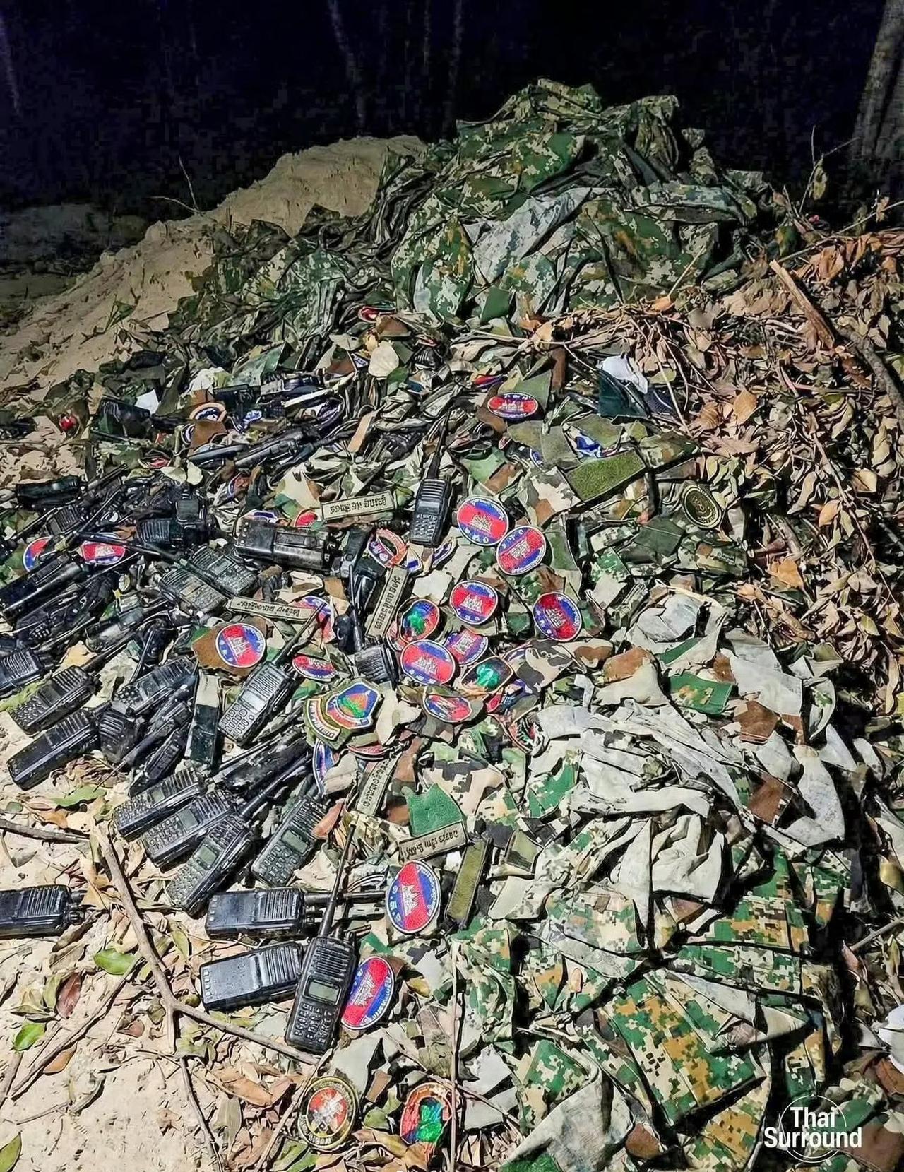 惊！泰军前线截获大批物件，柬电诈团伙的伪装全露馅了……
 
泰军在前线查获柬埔寨