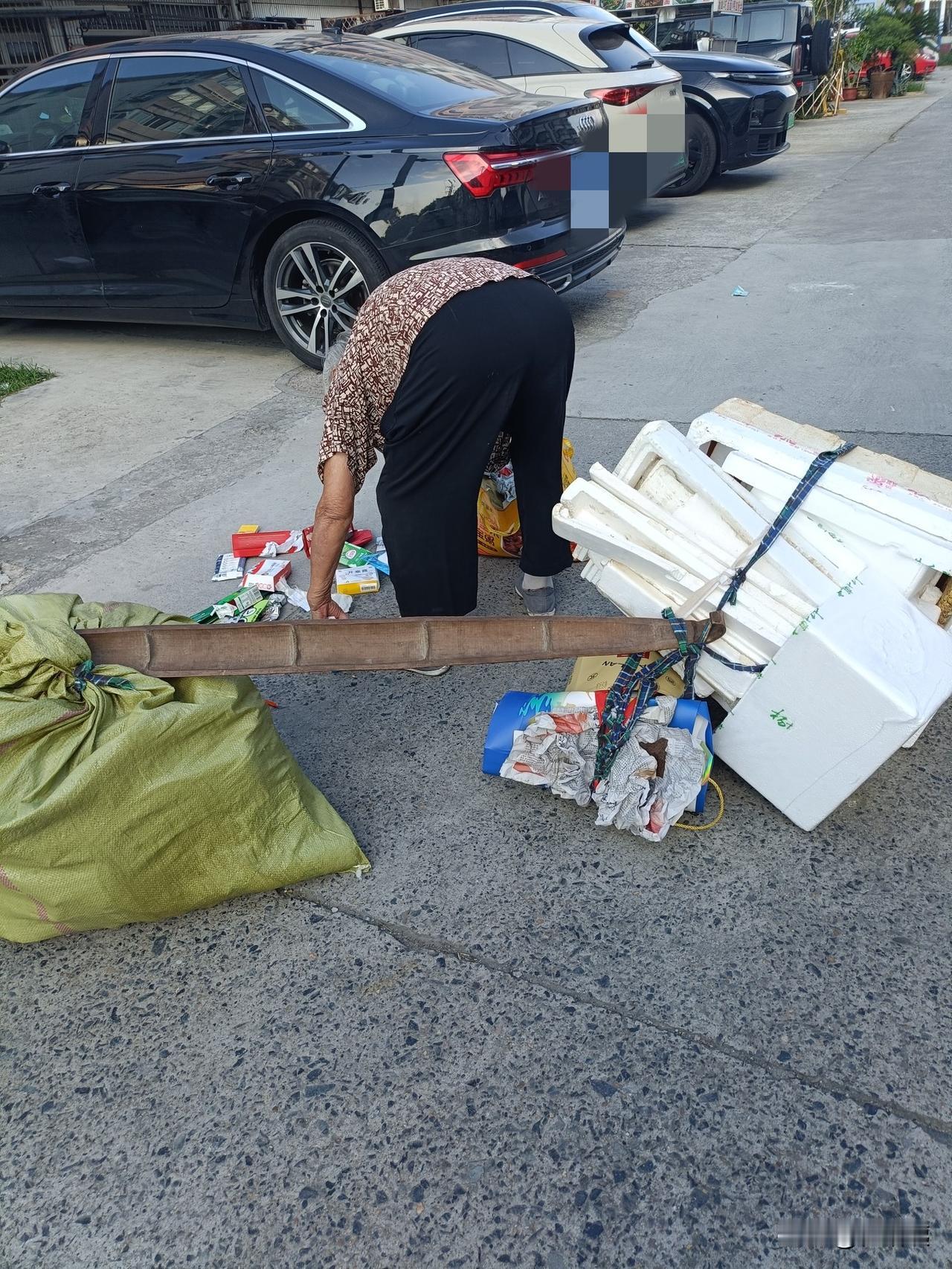 昨天陪老妈溜达，看到一个老人，挑着一些废品准备去买，沿途还要停下来捡一些。
我问