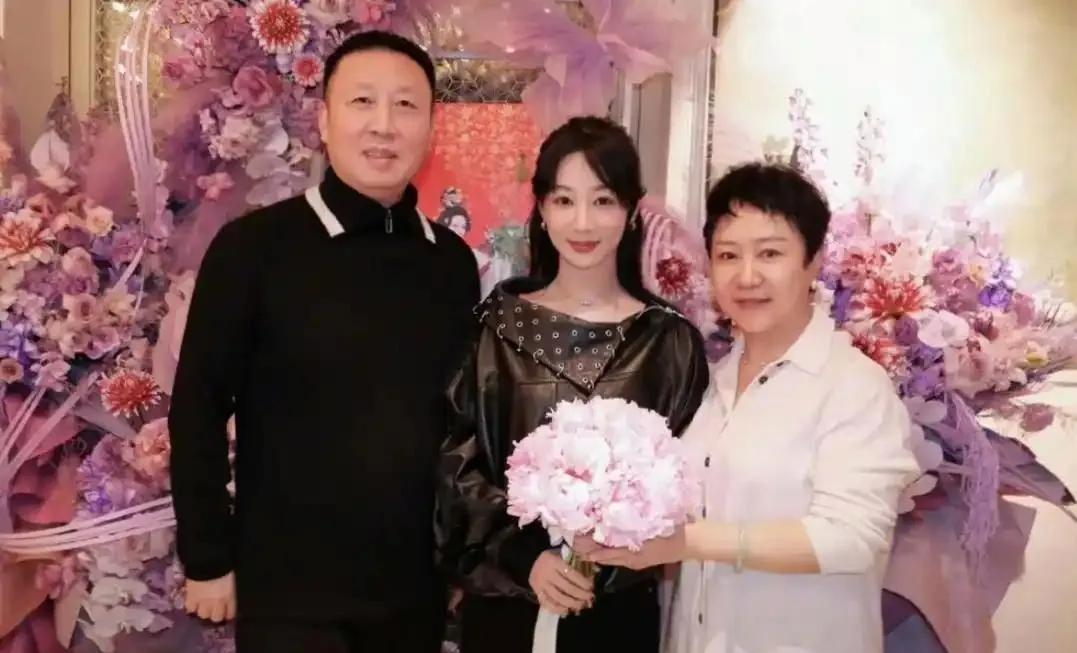 33岁杨紫生日晒全家福！和爸爸撞脸式遗传，笑容里全是幸福密码
 
33岁的杨紫迎