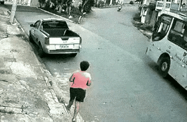 三岔路口那场事故，真是让人后怕
三岔路口，乱得很，车也多，那天好像也没什么特别的