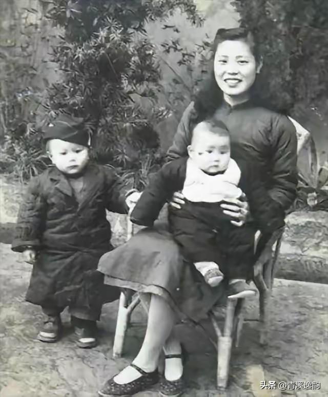 1919年，章士钊纳青楼女子奚翠贞为二夫人，俩人同居5年后，原配妻子愤怒地找他索