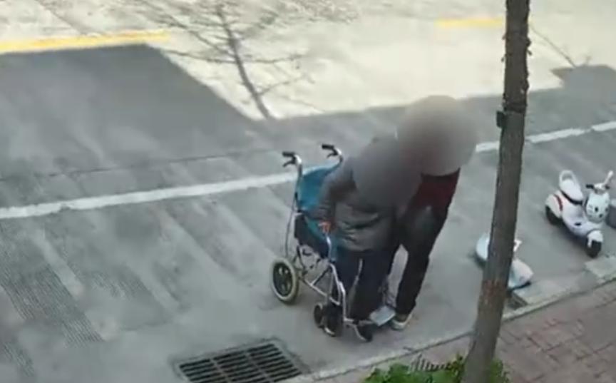 这位老人是位坐在轮椅上的老人，是位爱花、却爱去拿别人花的老人。
前不久，河南濮阳