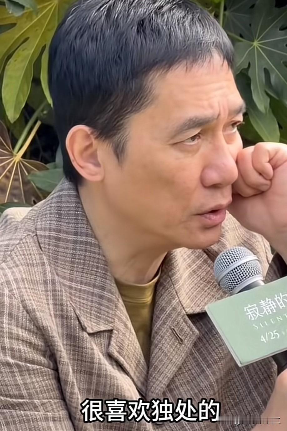 很多人觉得梁朝伟低调，其实是他性格就喜欢独处。63岁的他曾回应“定居日本”传闻，
