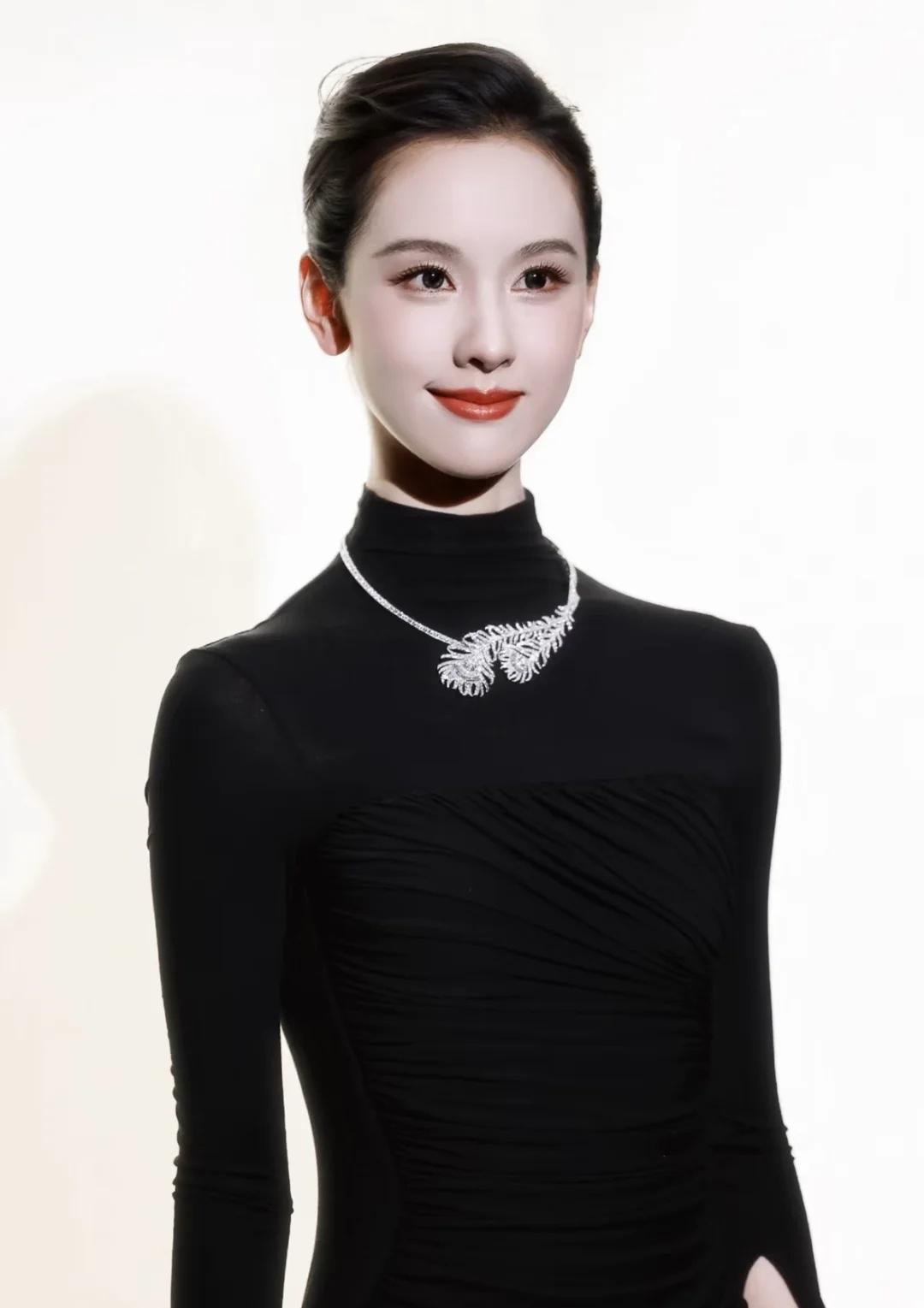 宝诗龙💎陈都灵
宝诗龙上海新天地旗舰店的揭幕盛典中，陈都灵以极其惊艳的“黑天鹅