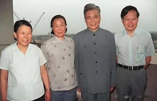 子女职业概况

关系 姓名 出生年份 主要职业路径
女儿 邓志典 1954年 医
